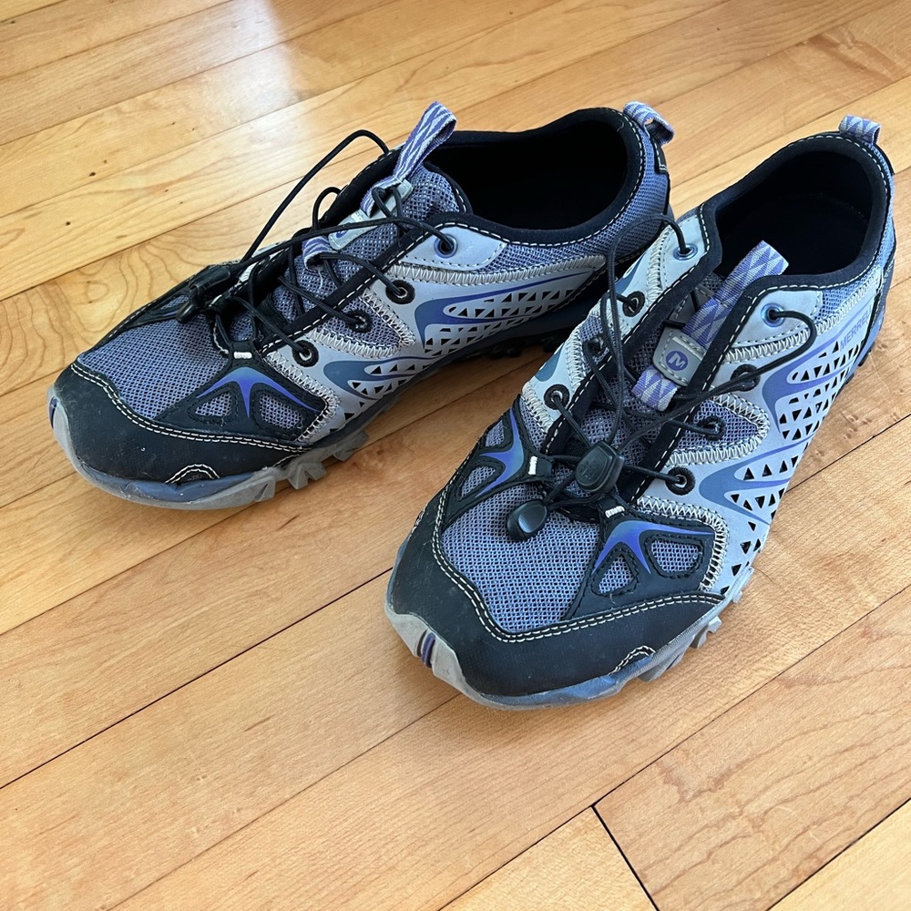 Woman’s Merrell Hiking Shoe Size 7.5